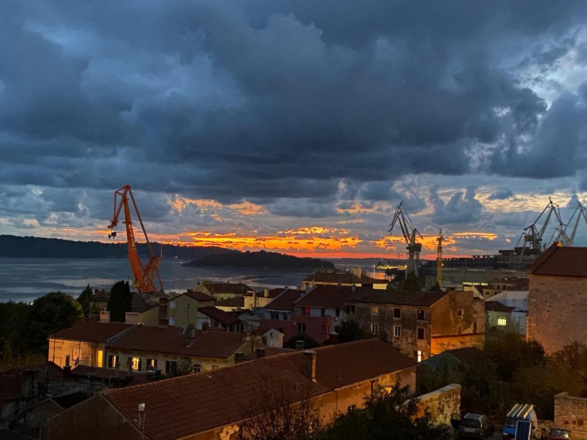 Castropola Views With Private Parking Appartement Buitenkant foto